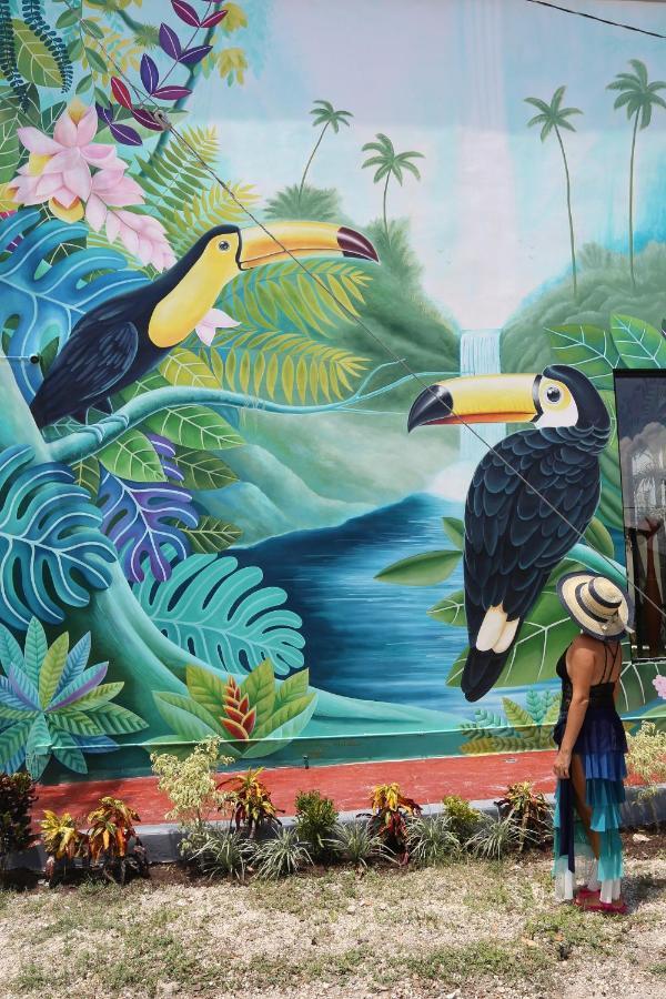 Hotel Casa Chukum Bacalar Exterior foto Detail of the mural
