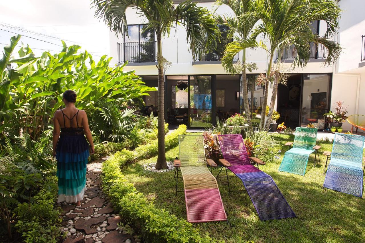 Hotel Casa Chukum Bacalar Exterior foto The garden at the home of artist and designer, Michael Smith